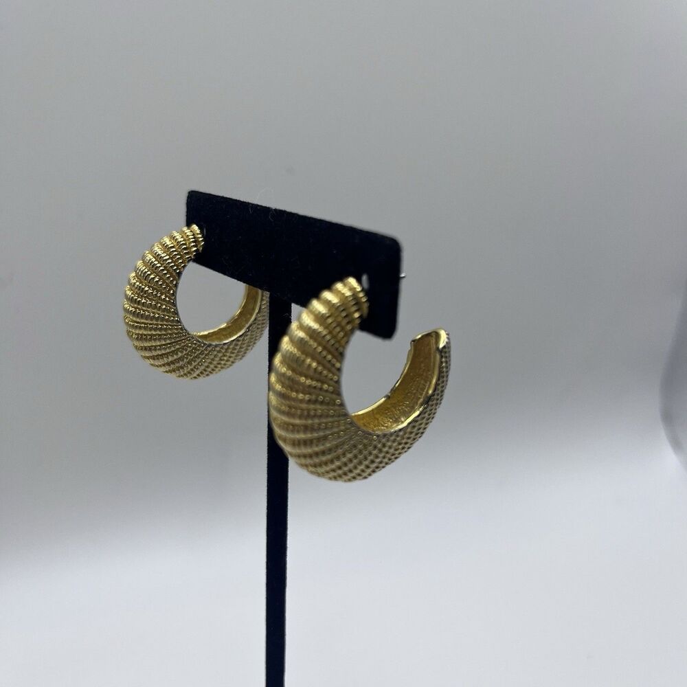 VTG SATIN GOLD CHUNKY TEXTURED RIBBED HOOP PIERCED STATEMENT EARRINGS